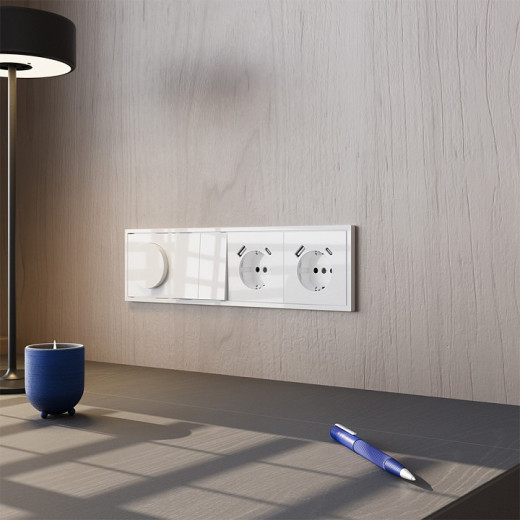 Розетка с заземлением и со шторкой и 2хUSB type A, без рамки Voltum S70 VLS040401