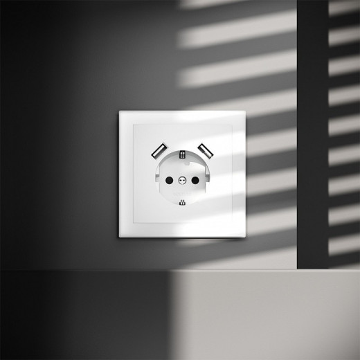 Розетка с заземлением и со шторкой и 2хUSB type A, без рамки Voltum S70 VLS040402