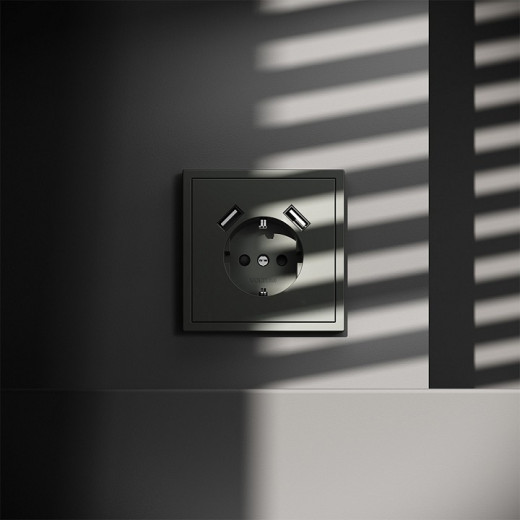 Розетка с заземлением и со шторкой и 2хUSB type A, без рамки Voltum S70 VLS040406