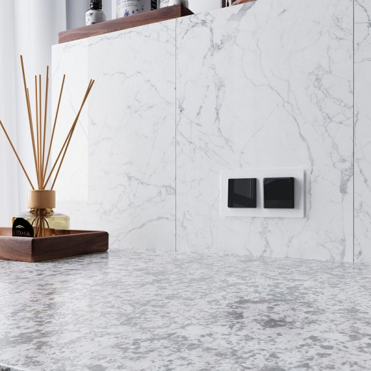 Розетка влагозащищенная с заземлением и со шторками, без рамки с крышкой Werkel черный акрил W1171248