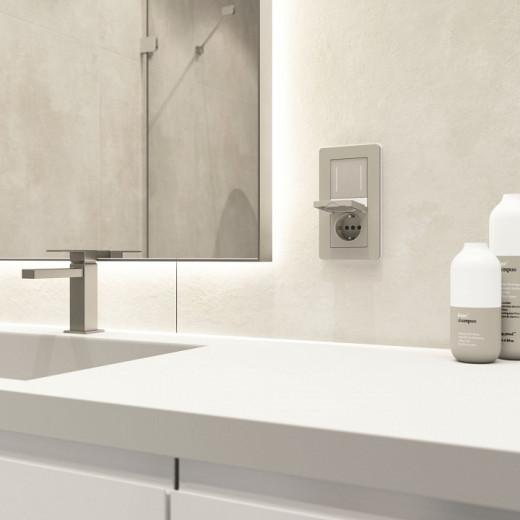 Розетка влагозащищенная с заземлением и со шторкой с крышкой Werkel дымчатый W1271204