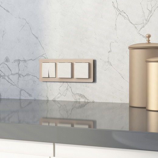 Розетка влагозащищенная с заземлением и со шторкой, без рамки с крышкой Werkel перламутровый рифленый W1171213