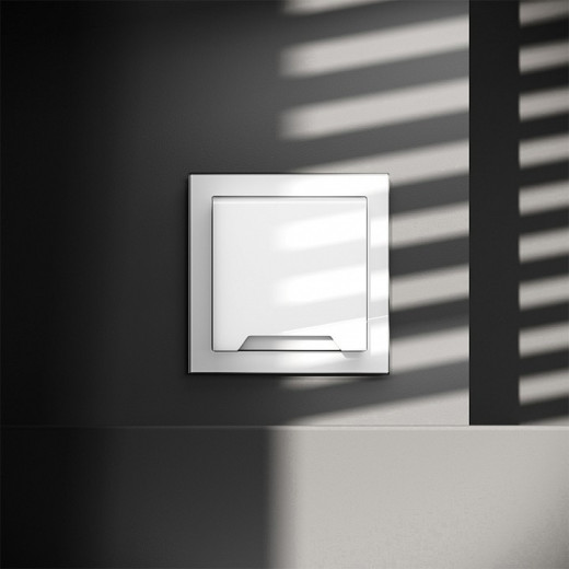 Розетка с заземлением и со шторкой, без рамки с крышкой Voltum S70 VLS040301