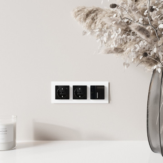 Розетка с заземлением и со шторками и 2хUSB, без рамки Werkel черный акрил W1171748