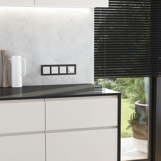 Розетка влагозащищенная с заземлением и со шторкой, без рамки с крышкой Werkel перламутровый рифленый W1171213