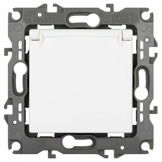 Розетка с заземлением и со шторкой, без рамки Эра Эра 12 12-2103-01М