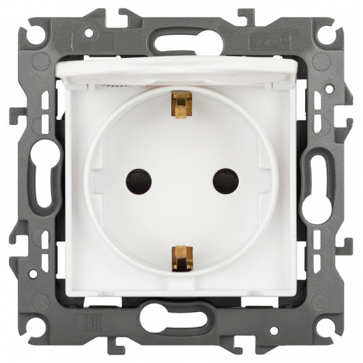 Розетка с заземлением и со шторкой, без рамки Эра Эра 12 12-2103-01М