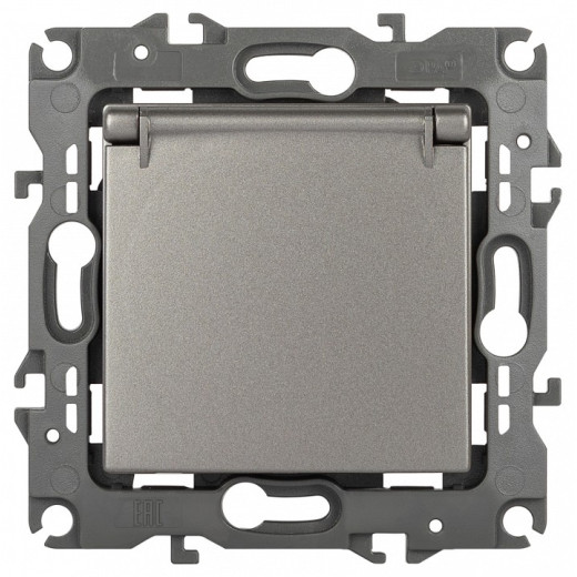 Розетка с заземлением и со шторкой, без рамки с крышкой Эра Эра 12 12-2103-16