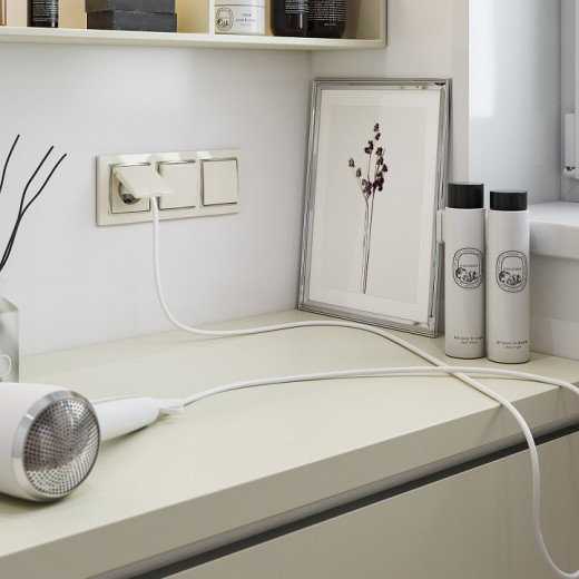 Розетка влагозащищенная с заземлением и со шторками, без рамки с крышкой Werkel слоновая кость W1171203