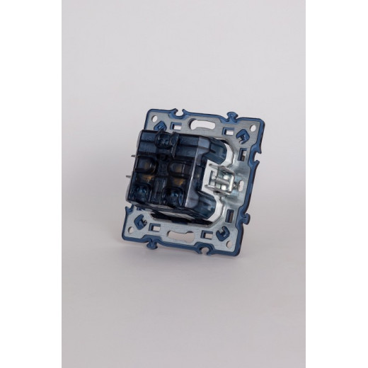 Розетка с заземлением с крышкой, без рамки Elbi Eleсtriс Moda Vox 611-040232-218