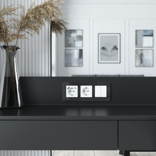 Рамка из стекла на 3 поста Elite черный W0032448