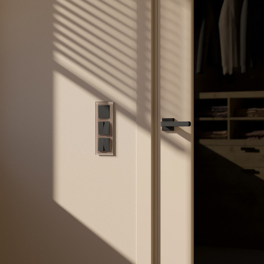 Рамка из стекла на 3 поста Favorit латте W0031142