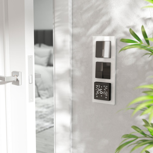 Рамка из стекла на 3 поста Favorit белый W0031101