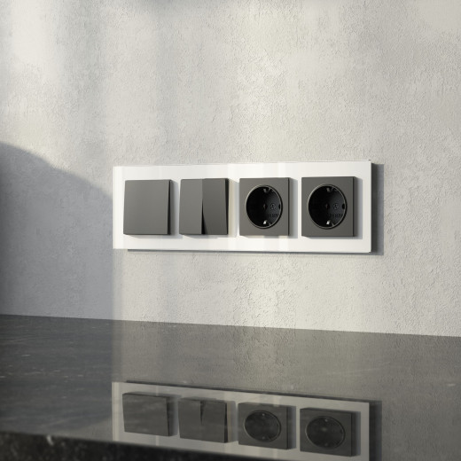 Рамка из стекла на 4 поста Favorit белый W0041101