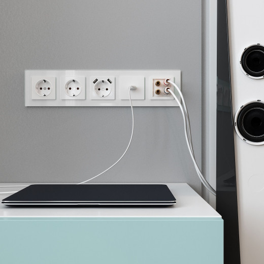 Рамка из стекла на 5 постов Favorit белый W0051101