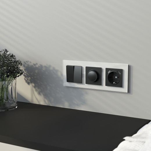 Рамка из стекла на 3 поста Favorit белый W0031101