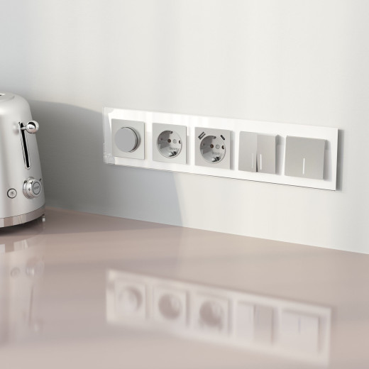 Рамка из стекла на 5 постов Favorit белый W0051101