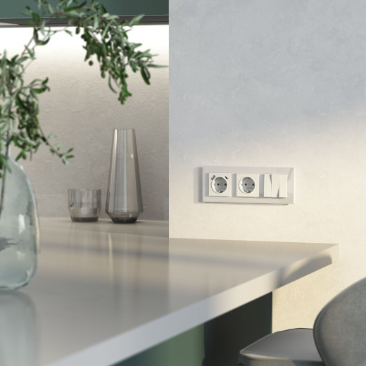 Рамка из стекла на 3 поста Favorit белый W0031101