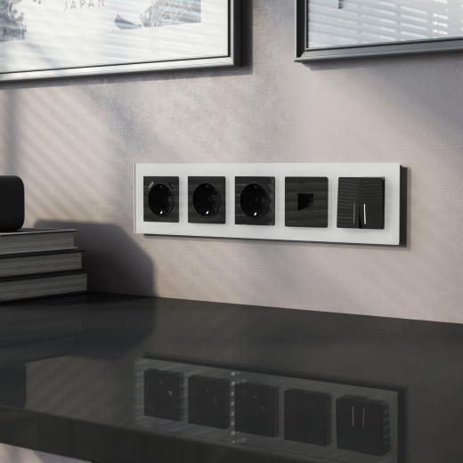 Рамка из стекла на 5 постов Favorit белый матовый W0051105