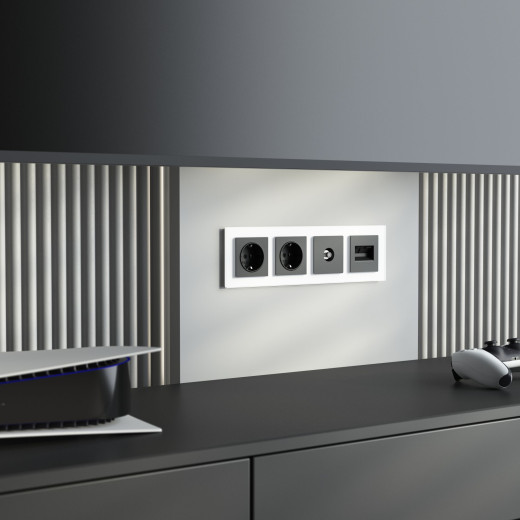 Рамка из стекла на 4 поста Favorit белый матовый W0041105