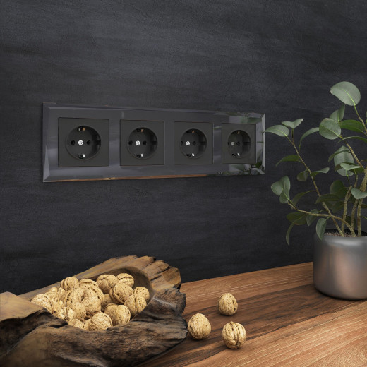 Рамка из стекла на 4 поста Diamant черный W0041208