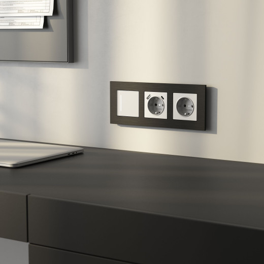 Рамка из металла на 3 поста АluMax черный алюминий W0033508