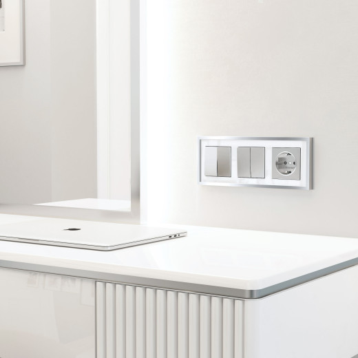 Рамка из металла на 3 поста Baguette белый/серебро W0032850