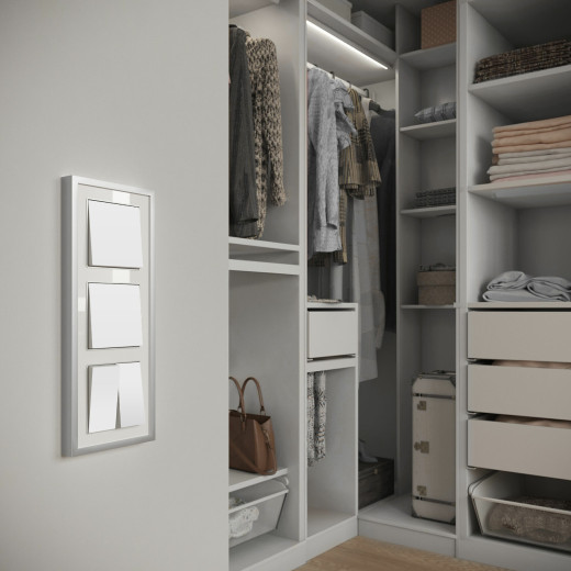 Рамка из металла на 3 поста Baguette белый/серебро W0032850