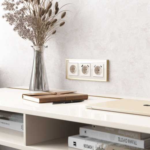 Рамка из металла на 3 поста Baguette айвори/латунь W0032851