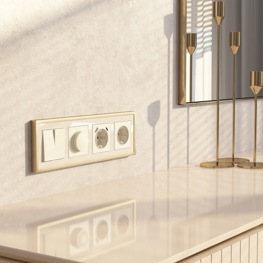 Рамка из металла на 4 поста Baguette айвори/латунь W0042851