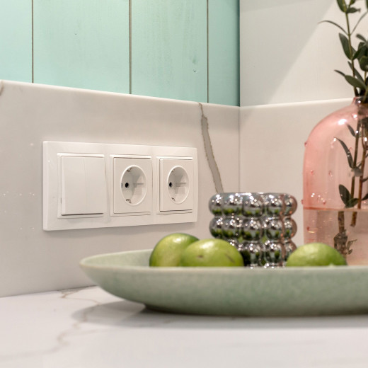 Рамка из поликарбоната на 3 поста Snabb Basic белый W0032001