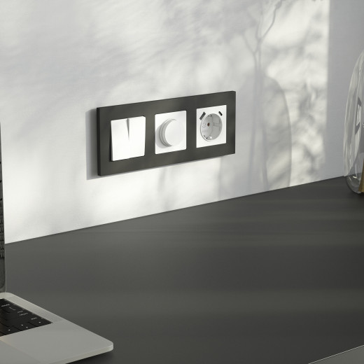 Розетка с заземлением, шторками и USB тип A+C (белый матовый) W1171761