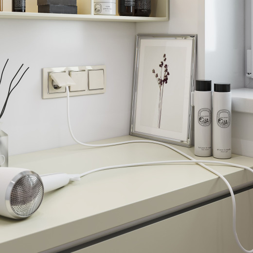 Розетка влагозащ. с зазем. с защит. крышкой и шторками слоновая кость W1171203