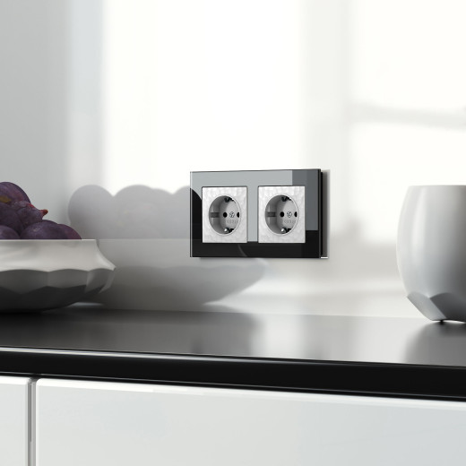 Розетка с заземлением и шторками (Hammer белый) W1271101