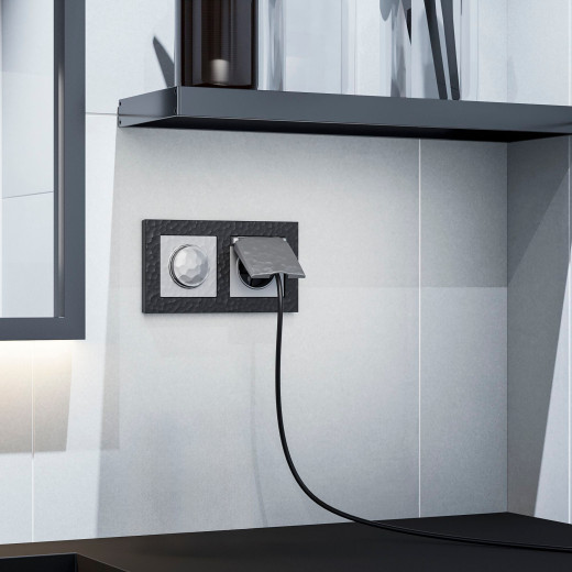 Розетка влагозащ. с зазем. с защит. крышкой и шторками (Hammaer серебряный) W1271206